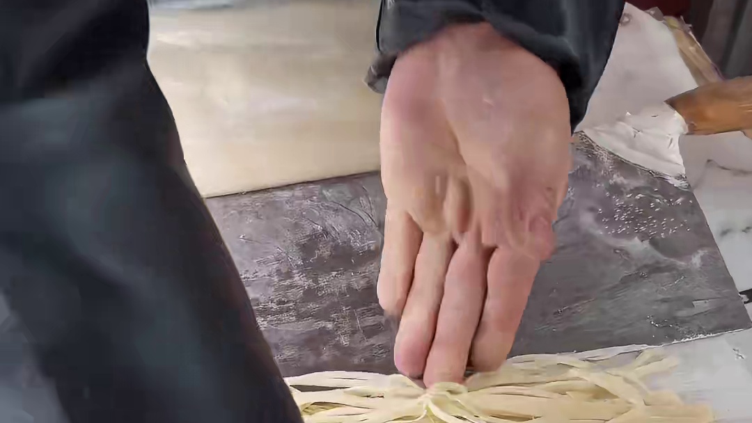 被称为山西四大面之一的大刀拨面，裹满酱汁直接香晕啦