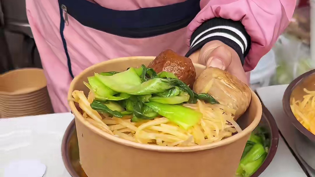 十块钱一份的剁椒鸡腿饭，有肉有菜你们觉得值嘛