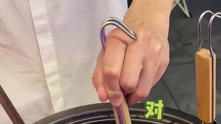 重庆街头25一杯的火锅杯杯面，荤素搭配还有酸梅汤～