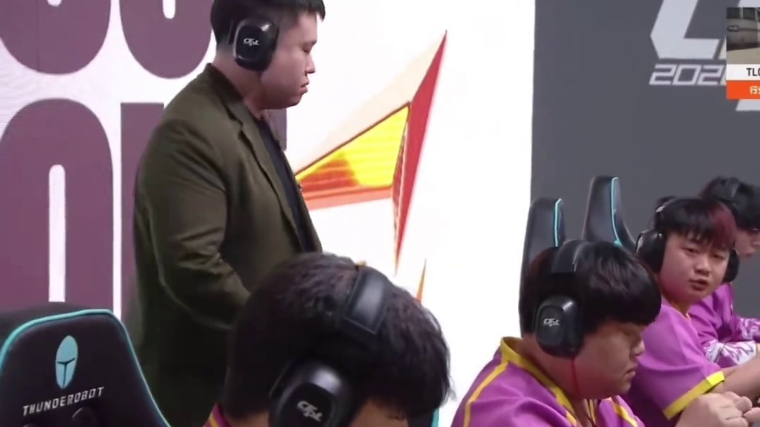 TLG教练说11苏太自由了 被11苏直接反怼 老白说你表达的方式就不对 你不说问题说太自由不怼你才怪