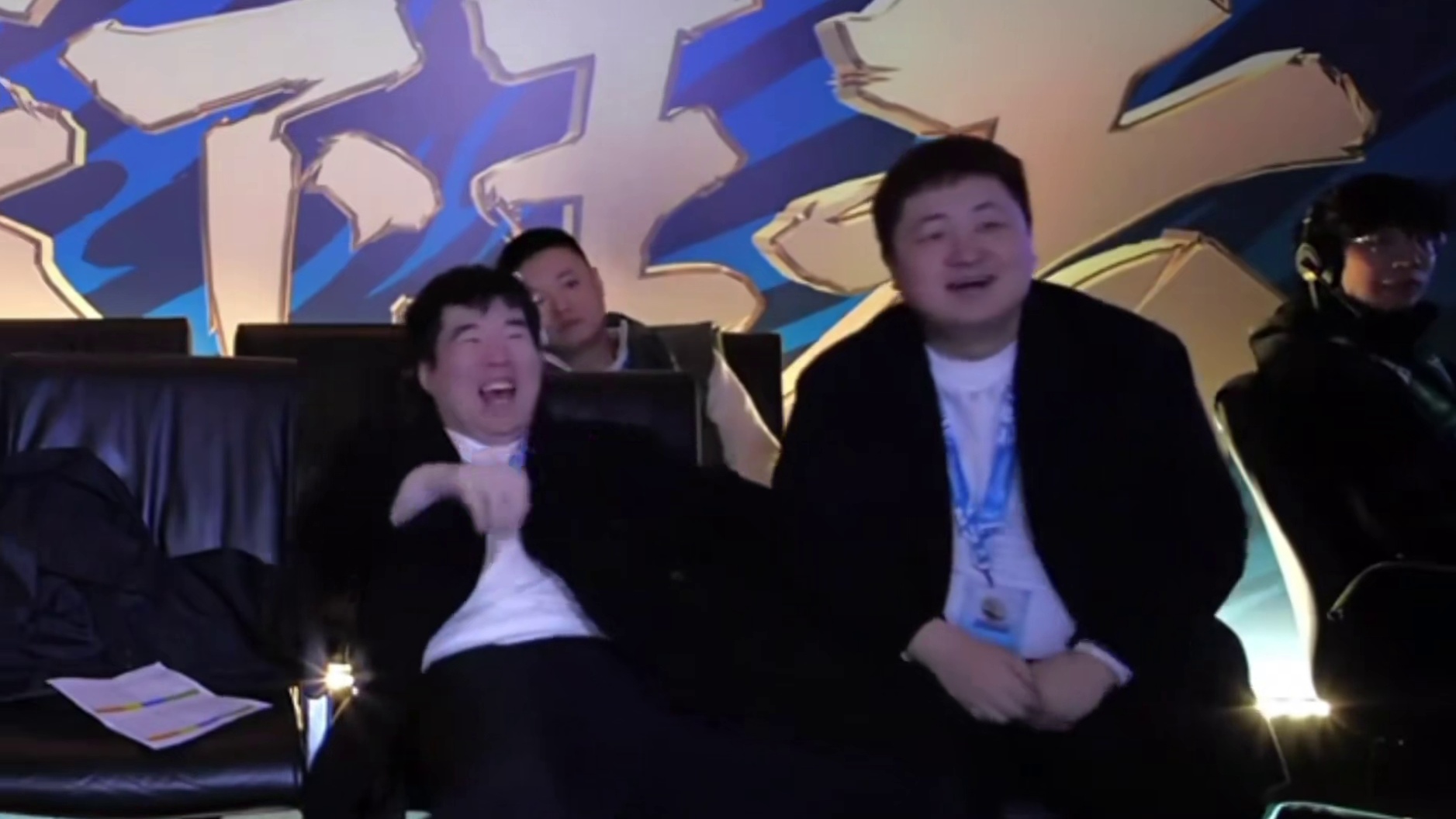 AG的赛训组，堪称kpl最会整活三人组，嗑瓜子的奶茶，插兜的全队，抽象的zwy，摇扇子的后台，至此，