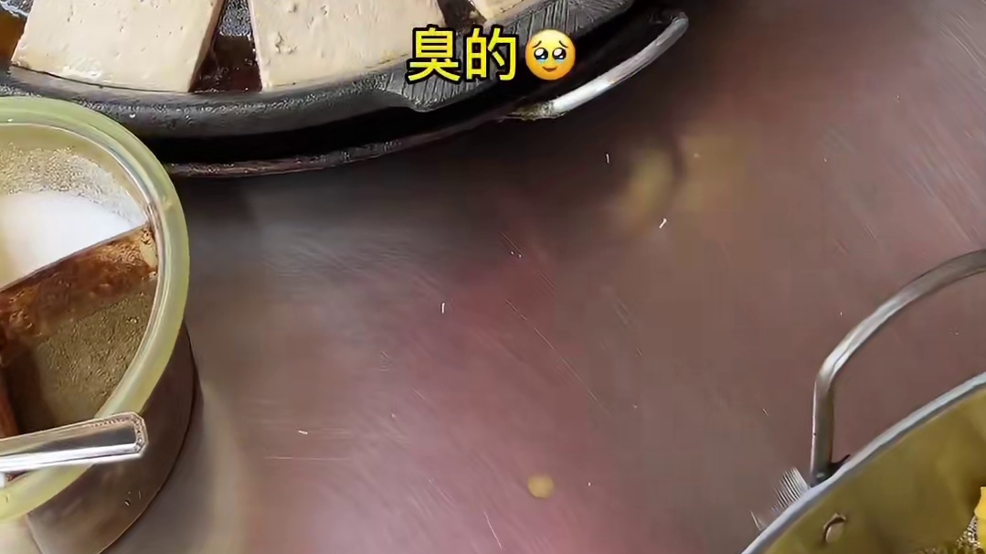 贵州地方特色美食黔西炸洋芋，焦黄 生脆都好吃，加上酸萝卜辣椒水直接封神