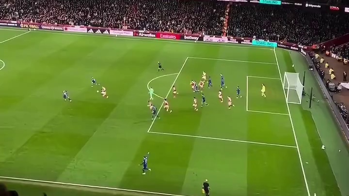 头球前顶过人那一下，颇有当年卡卡在AC米兰的风范