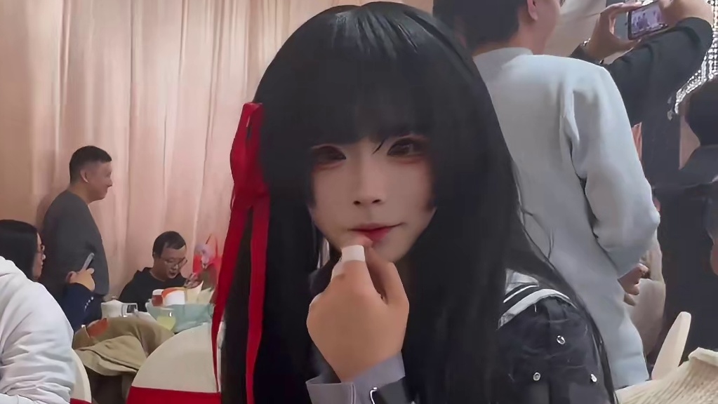 诶？怎么只有我一个显眼包？ 拍摄完来不及换衣服冲进婚礼现场…以为至少有一两个coser的，结果全部换