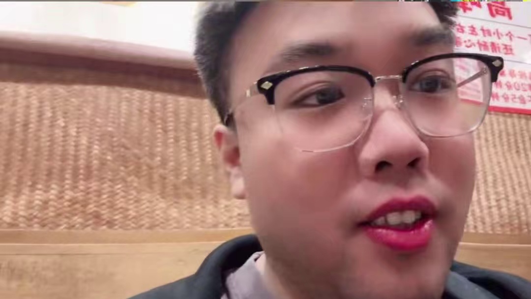 绝迹生日会白鲨唯一代表嘉玮哥，二哥和嘉宝贴脸模仿嘉玮挪车名场面，直接给嘉玮弄红温了