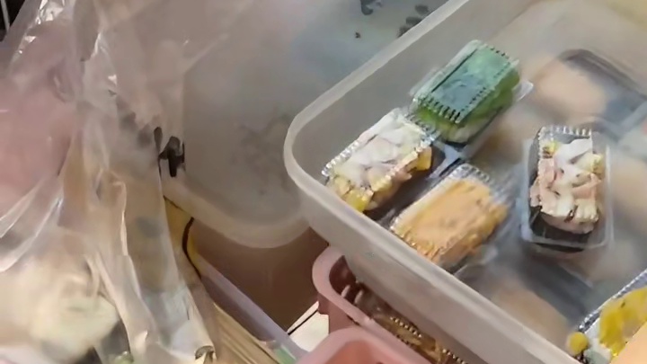 跟小学生来抢东西吃啦哈小学门口物价是真的低的惊人～一块的麻辣串串一块的寿司两块的火鸡面