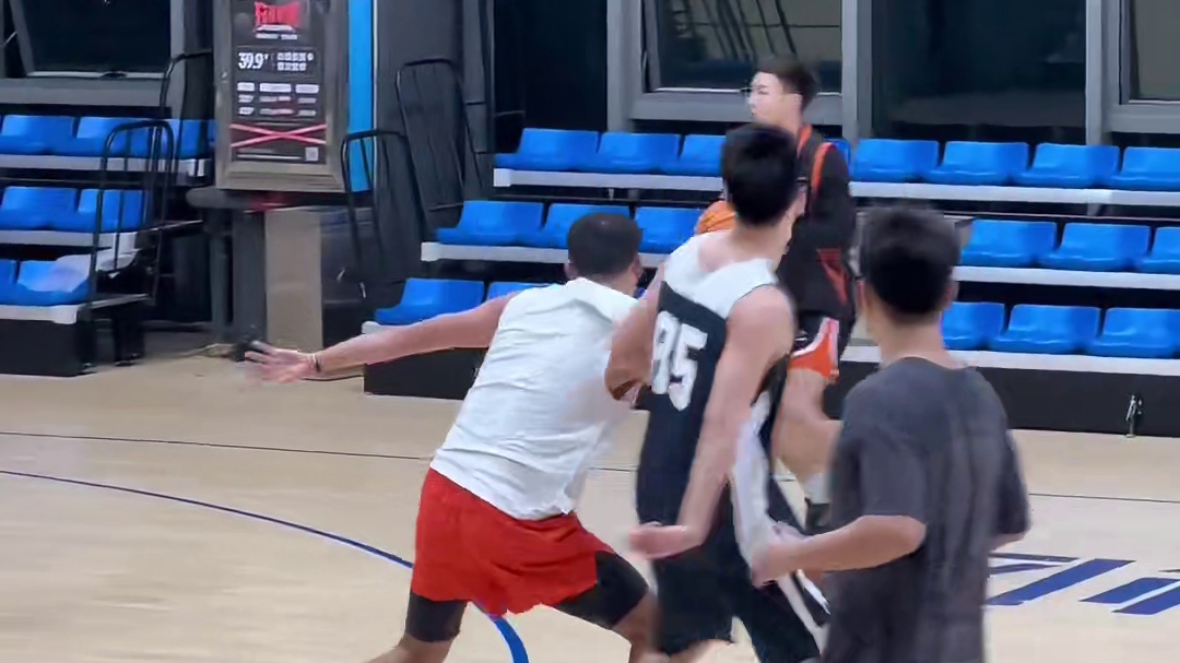 两个问题  第一个：第一球犯规吗？ 第二个：帅吗？