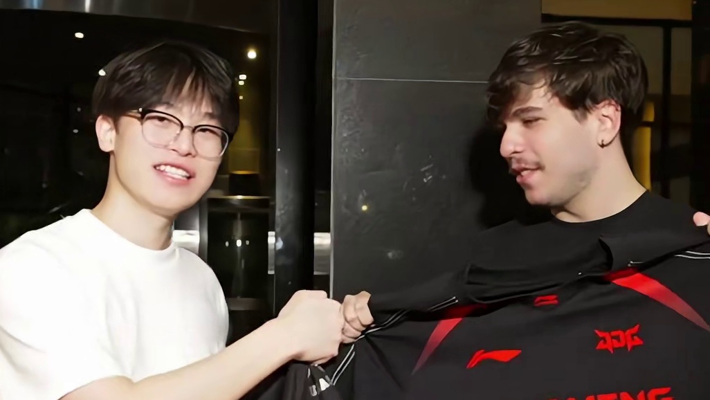 交换队服成就2 已达成！ JDG与TSW、LOUD交换队服