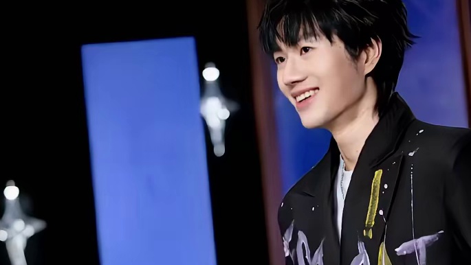 又被硬控了！选手西装限定返场