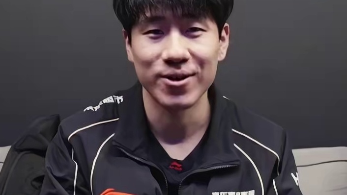 JDG抵达比赛场馆，现场粉丝热情助威