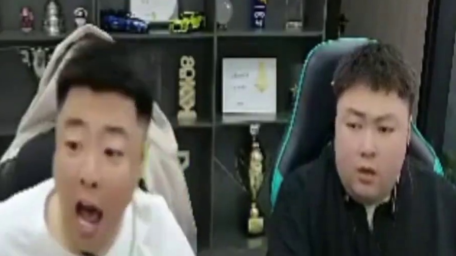 各大职业选手们看，Lye秀疯了！Lye包点被抓贴脸旋转盲狙！全员直接看傻了！