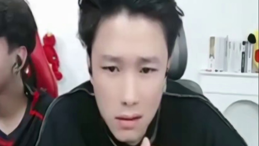 各大职业选手们看，欧欧用桑巴玫瑰闪电四连瞬拿下四连杀。欧神仙又发力了，全员惊叫！