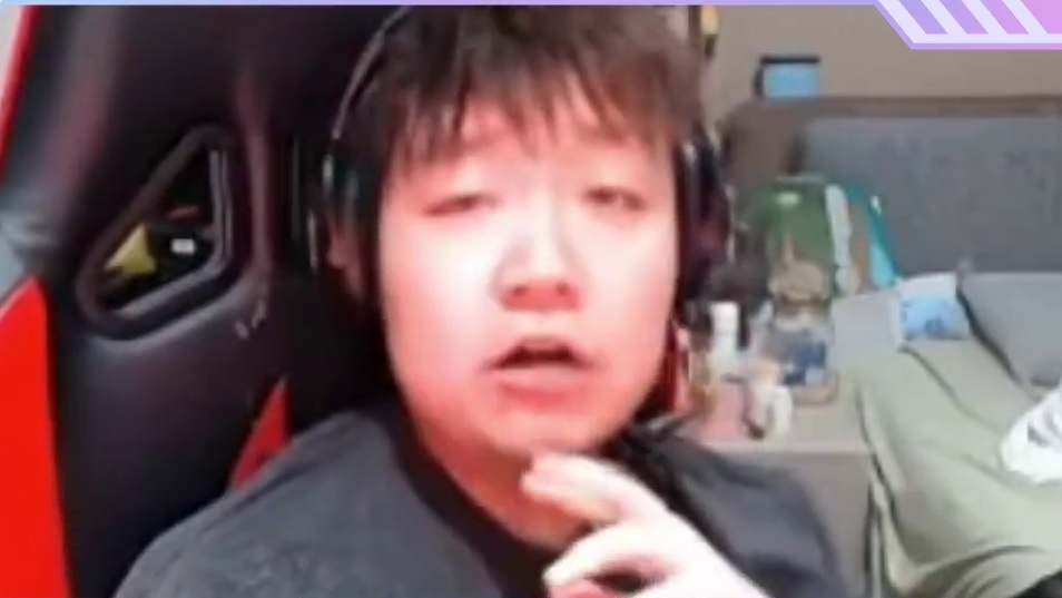 昨日EDG差点战胜AG 狗哥猜测暂停之后，EDG教练用了责怪的语气说了下微笑，然后微笑回来以后一个击