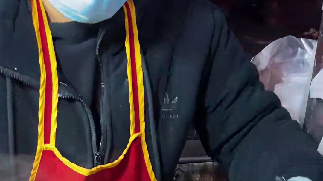 四块钱一个的烧饼夹凉粉，你们喜欢吃嘛