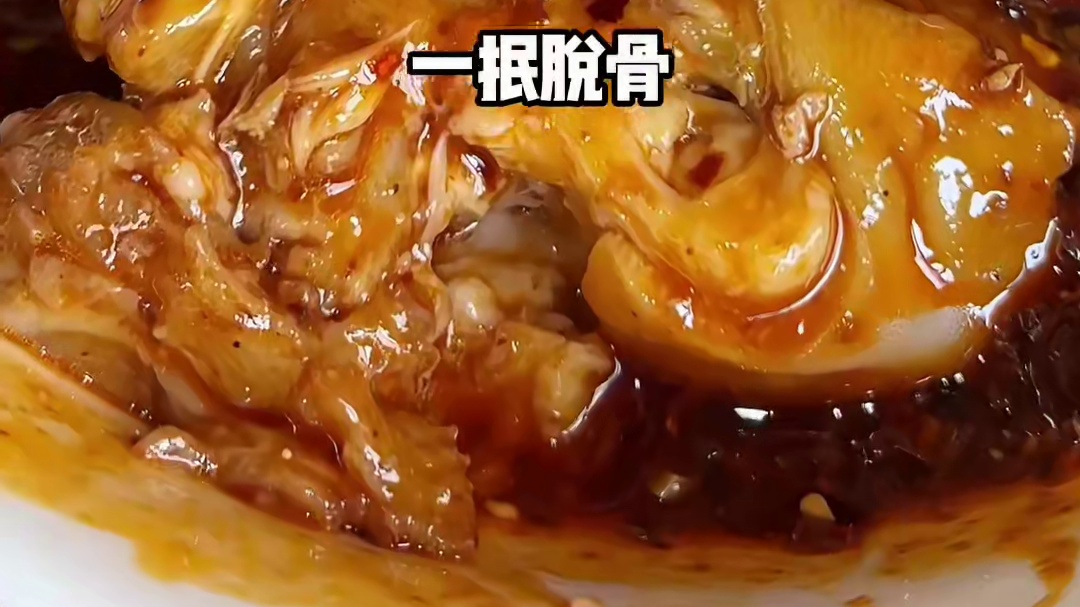 在天府新区的太平镇有这样一家蹄花，开了四十多年，吸引众多食客大老远光顾，软软糯糯的加上红油特别棒