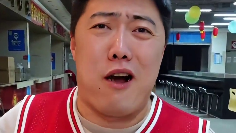 20一份的肥肠螺蛳粉加上创意凉拌螺蛳粉，臭味加倍 搭配比脸大的炸蛋！吸满汤汁 ！吸溜吸溜超过瘾 ！