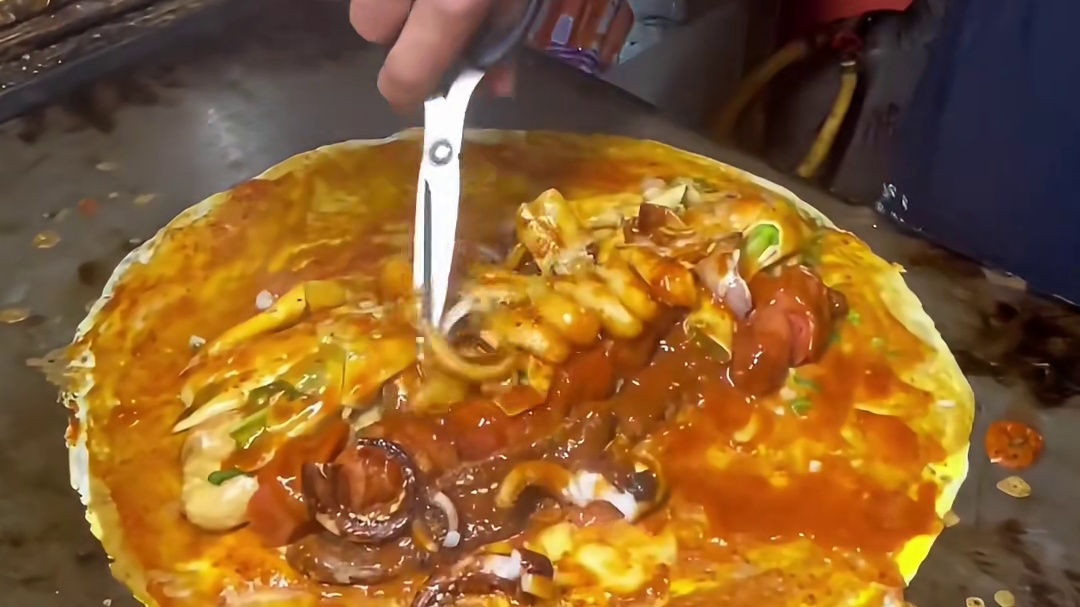 深夜路边摊做《不被定义得煎饼果子》 丹东大黄蚬子与果子组合会有那些奇妙味道呢？