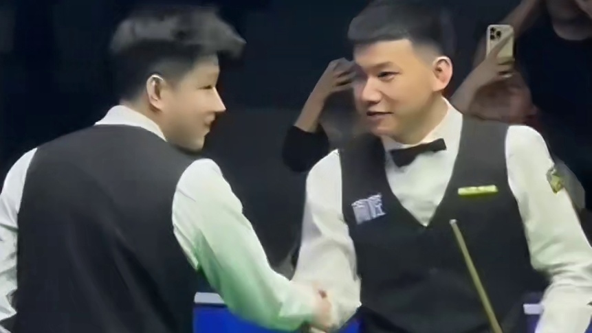 2026玉山斯诺克世界公开赛，赵心童5:4双赛点胜龙泽煌，单手击球！