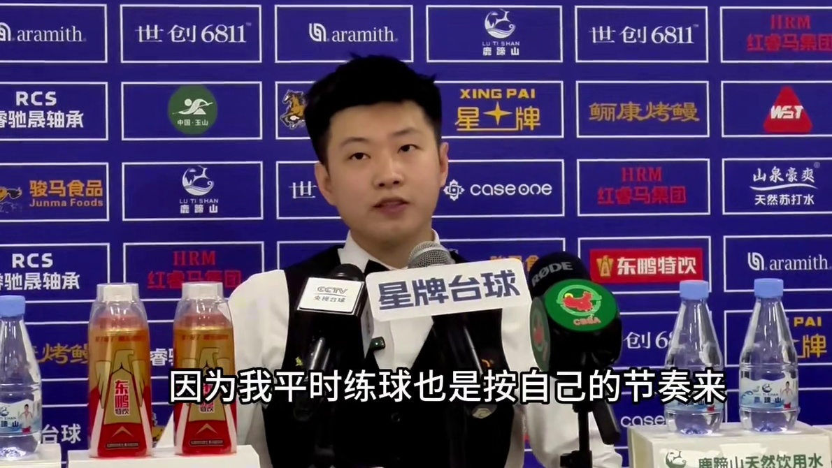 2026玉山斯诺克世界公开赛，赵心童5:4双赛点胜龙泽煌，单手击球！