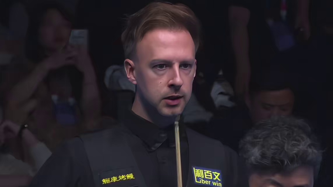 特鲁姆普模仿赵心童单手击球！试了500多次都未能成功，马叔幽默表示这招他也会