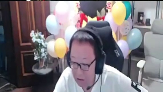 弹幕问调调怎么不打比赛，绝迹说一直在忙着谈恋爱 ，当时打比赛工资是9千一个月