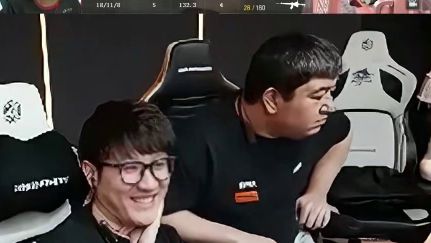 牢旭21杀难顶队友全是负娃，频频首杀拿优势被队友葬送，宋皇直言没有人类了