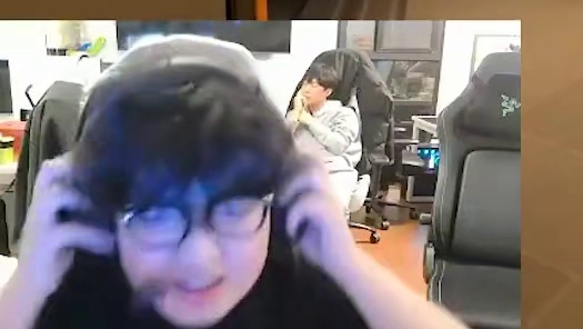 康康游玩港服遭日本人针对，心态爆炸直接破防！