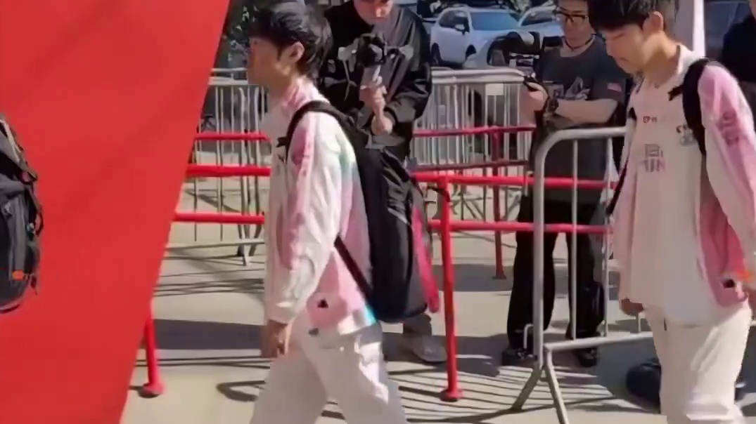 BLG抵达比赛场馆，现场粉丝热情助威