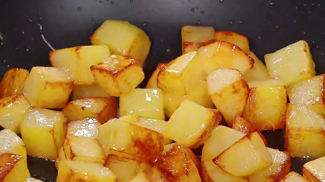 孜然土豆丁 以后土豆买回来，你就像我这样做个孜然土豆丁吧、孩子们特别爱吃！