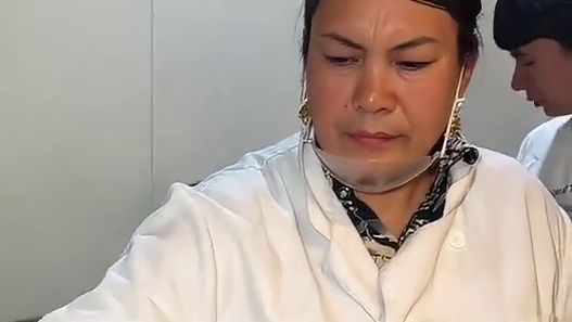 新疆街头特色炸鱼 炸的金黄金黄的 这一口香香的