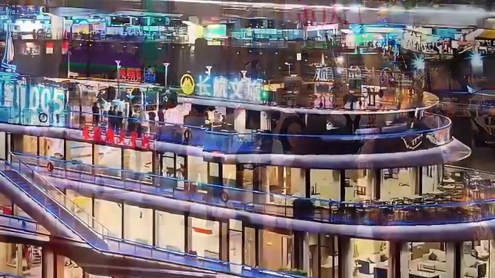 夜幕下的重庆，灯光像打翻的调色盘