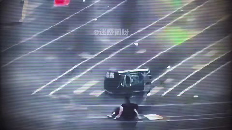 重庆突降暴雨大风把摊车给刮走了