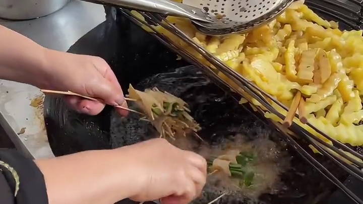 藏在贵阳街边巷子里的特色美食酸汤洋芋 豆腐皮包折耳根才是真正王炸