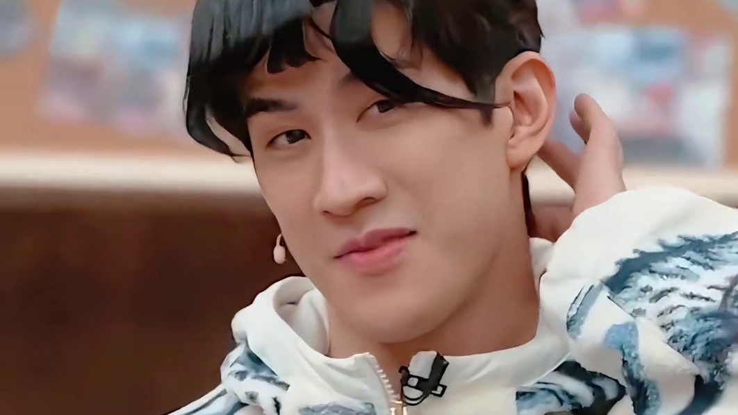 荣梓杉：薛凯琪你和我妈妈的年纪一样。薛凯琪：有胆再说一遍