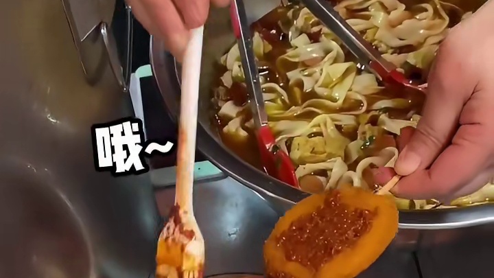 3元一碗的火鸡面，2元一个的炸鸡排，被小学学校门口的物价感动到，火鸡面香香辣辣的好好吃～