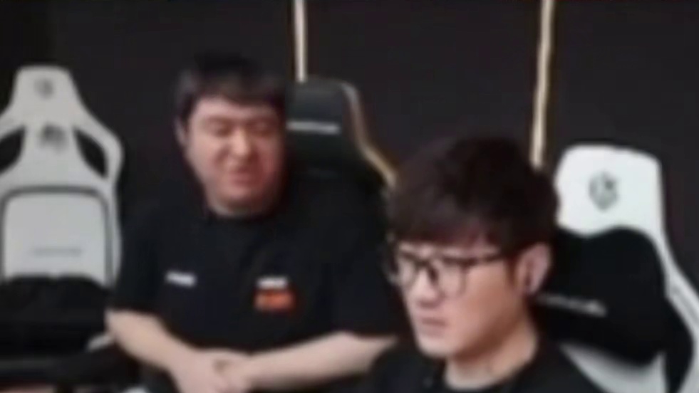 红旗不愧是石头最好的兄弟啊 老干爹天羽侧身枪面给红旗都要气死了 直言你要毁了许总啊