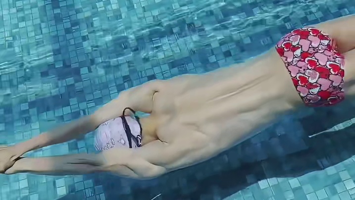 第一次觉得有人的泳姿很日式