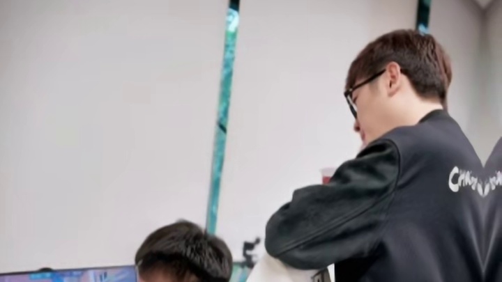 白老板回归成都 亲自督战，今晚白鲨vsTLG，为了胜者组必须拿下。#白鲨TLG新老战队交锋 #202