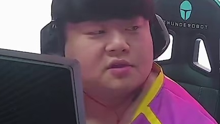 白鲨新人七七异域小城卡视角bug导致最后一回合重赛，白鲨表示游戏特色没办法