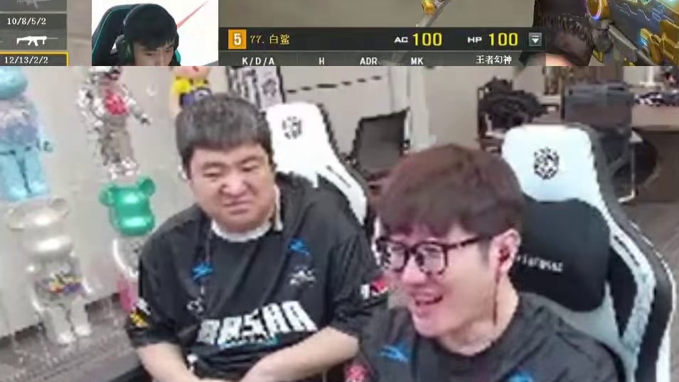 年轻人反应确实快，77出中路看见飞镖不躲反而飞起一脚，误伤Lye看得老白宋皇绷不住