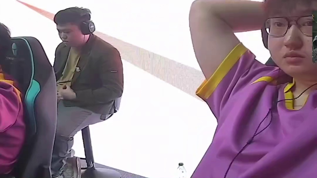 各大职业选手们看，白鲨第一图违规重赛。都在等第二图突然听到可能要重赛，全员直接蒙了！