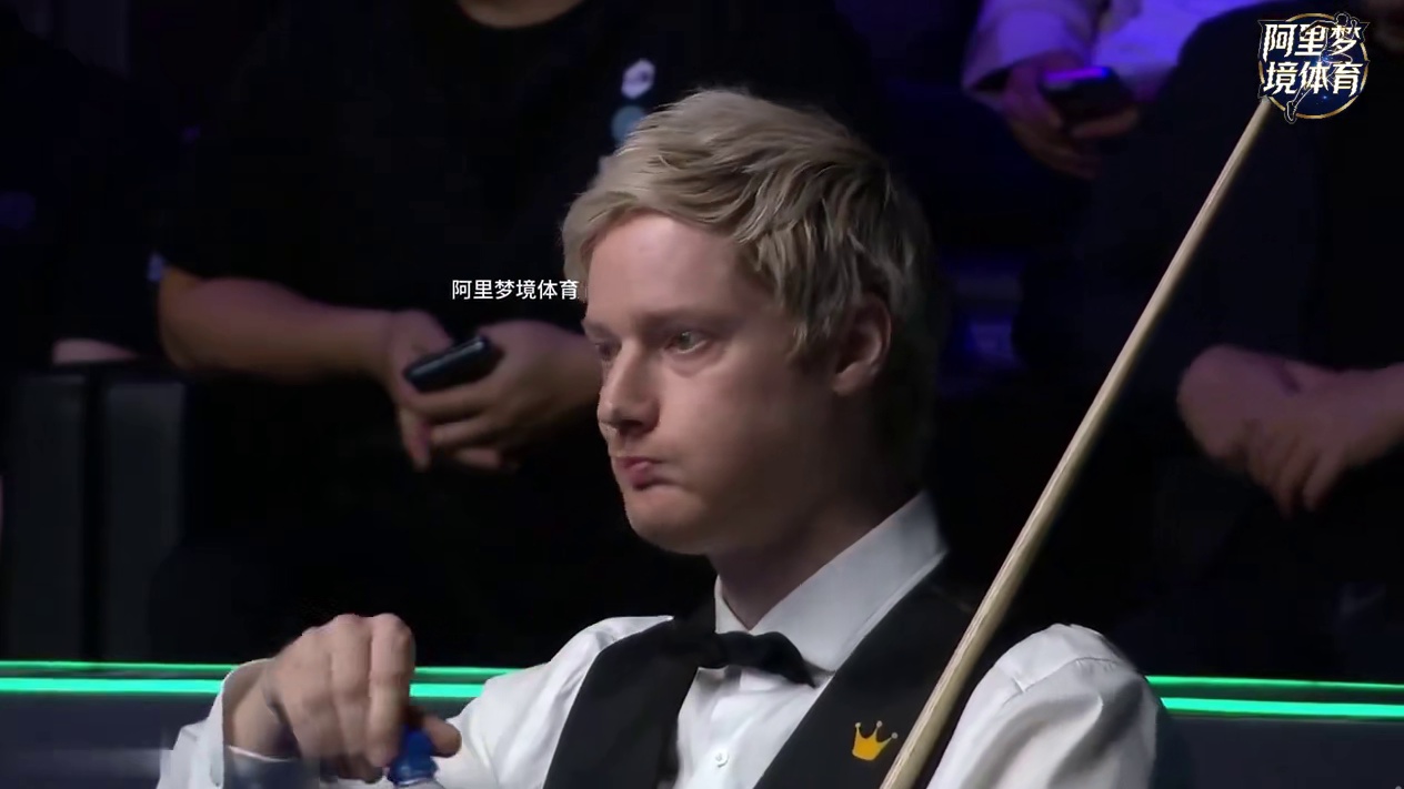 现场球迷不断干扰，罗伯逊气到当场破防，丁俊晖也颜面尽失！