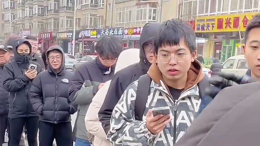 在东北街头这么大一碗红烧肉盖饭，你们猜猜多少钱？