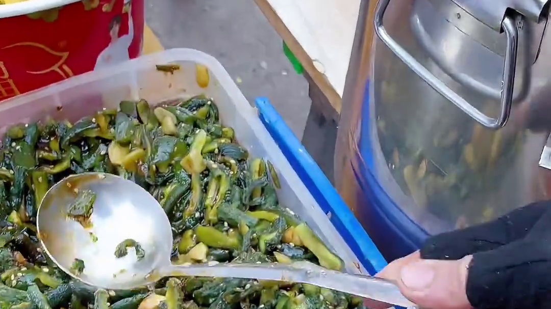 东北街边16块钱一份的双拼牛肉盖饭，真是男人的梦中情饭