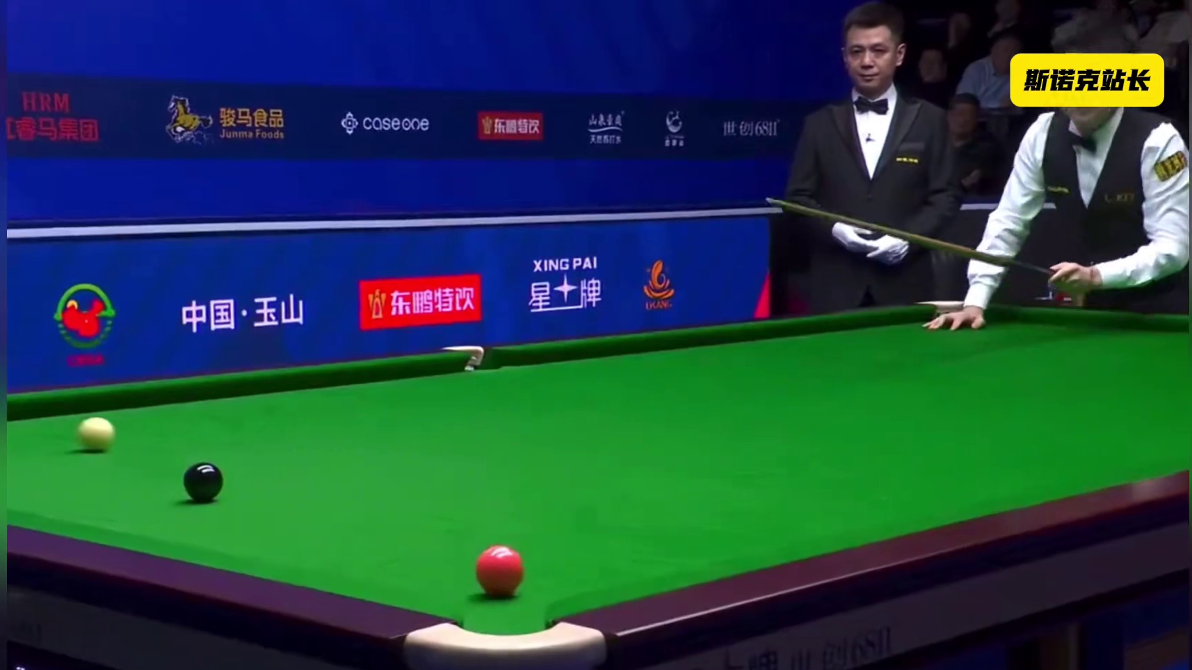 斯诺克 玉山世界公开赛：赵心童玩嗨了，上演单手击球把现场气氛推向高潮～～