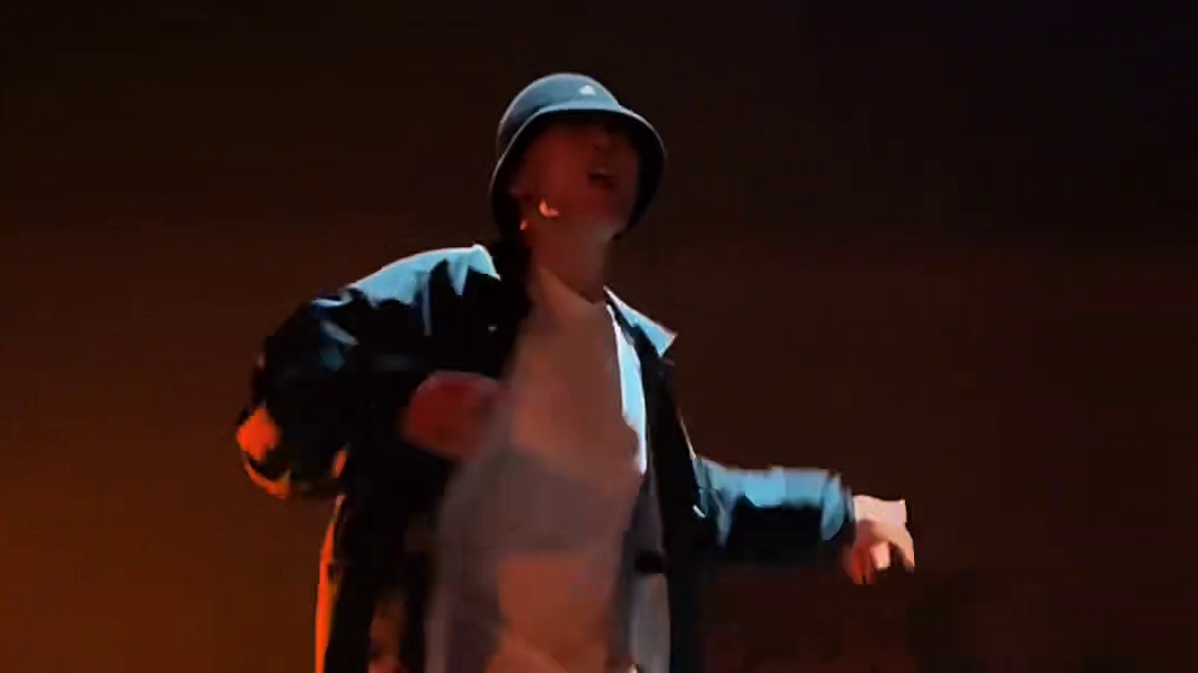 杰克骁疯狂螺旋腿申请出战！ 这个封面截的也很炸裂哈哈