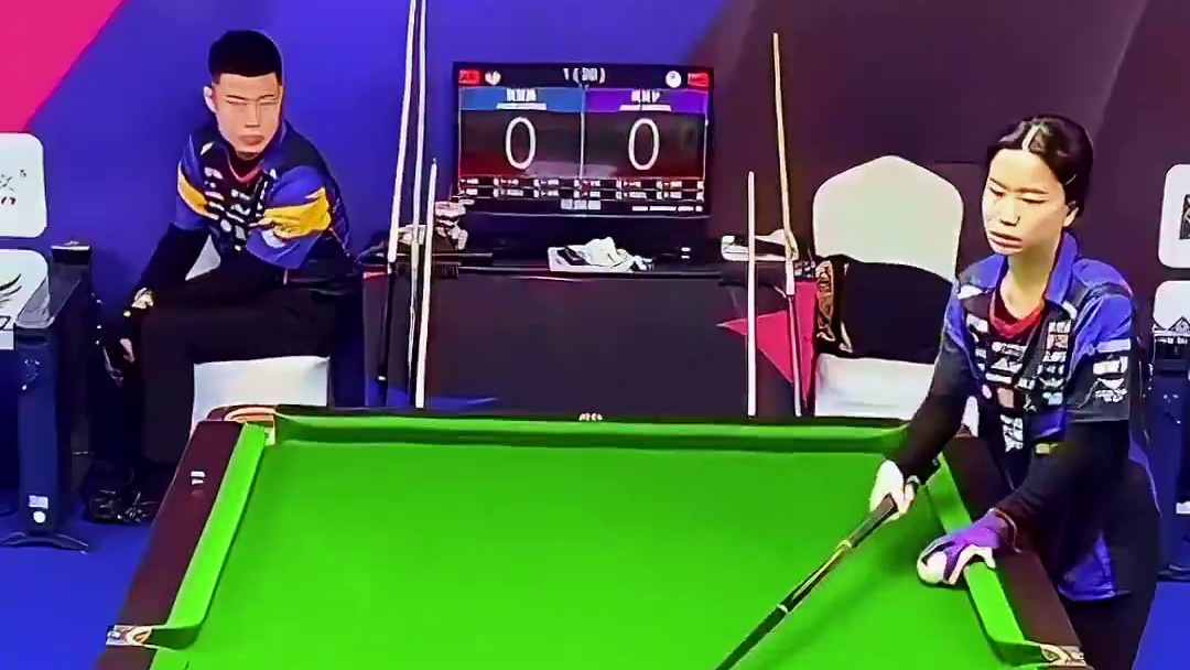 张堃鹏被小姐姐吓出表情包 台球是一种生活 中八台球