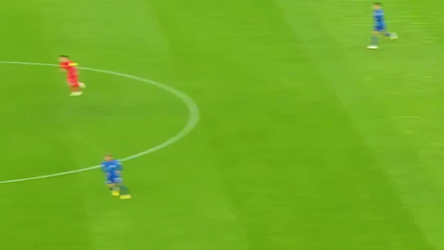 国足名场面，韦世豪帮张玉宁复仇 韦世豪