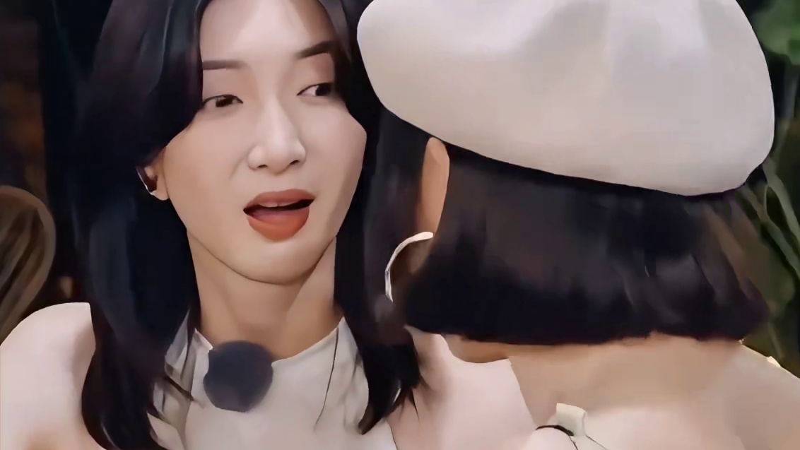 江疏影：我都快40了。秦岚：一点不像。娜扎：哪不像，一看就是！