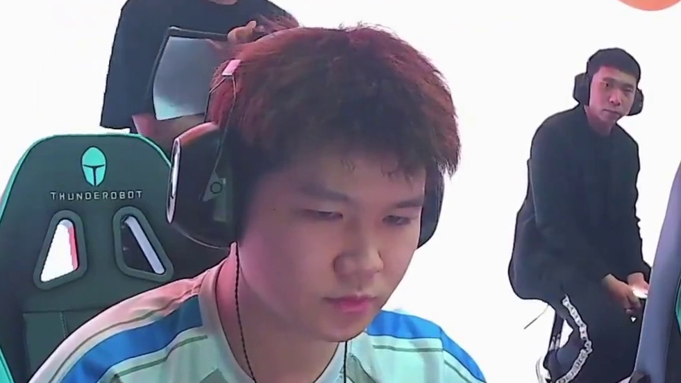 白鲨看宠儿使用白鲨QBZ皮肤正反面推广，白鲨当场绷不住了真有节目啊 #